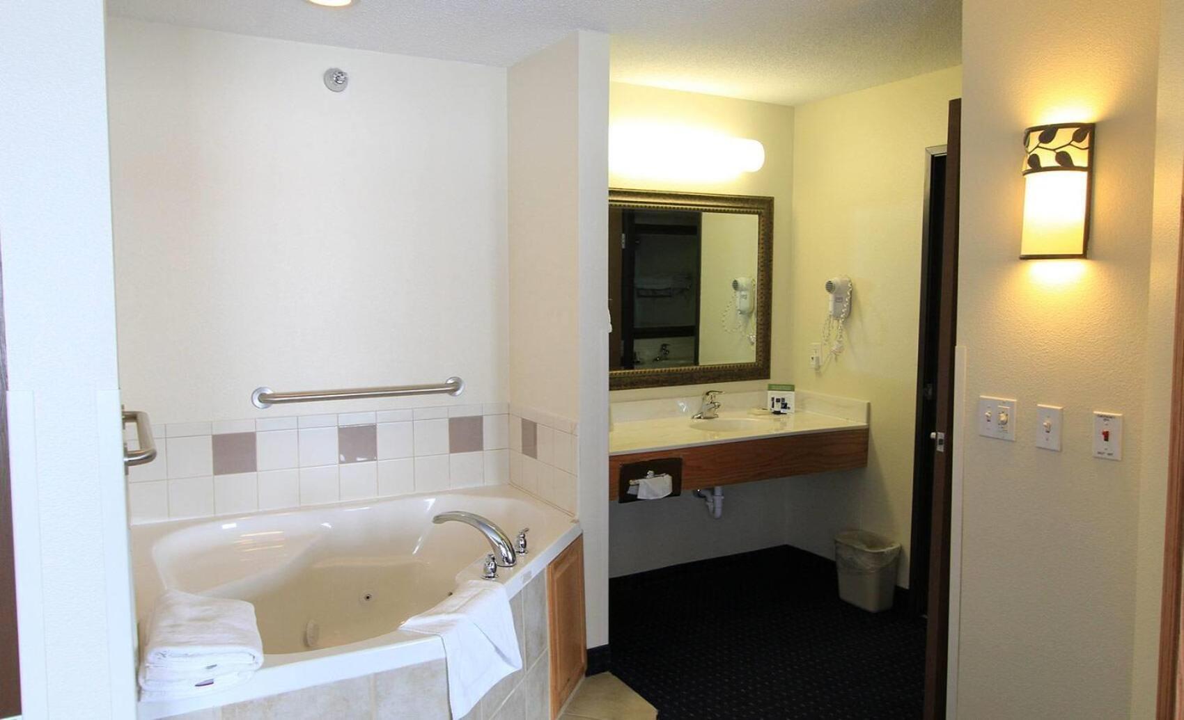 Hotel Americinn By Wyndham Airport